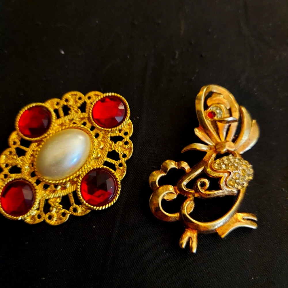 Set of 2 gold broaches